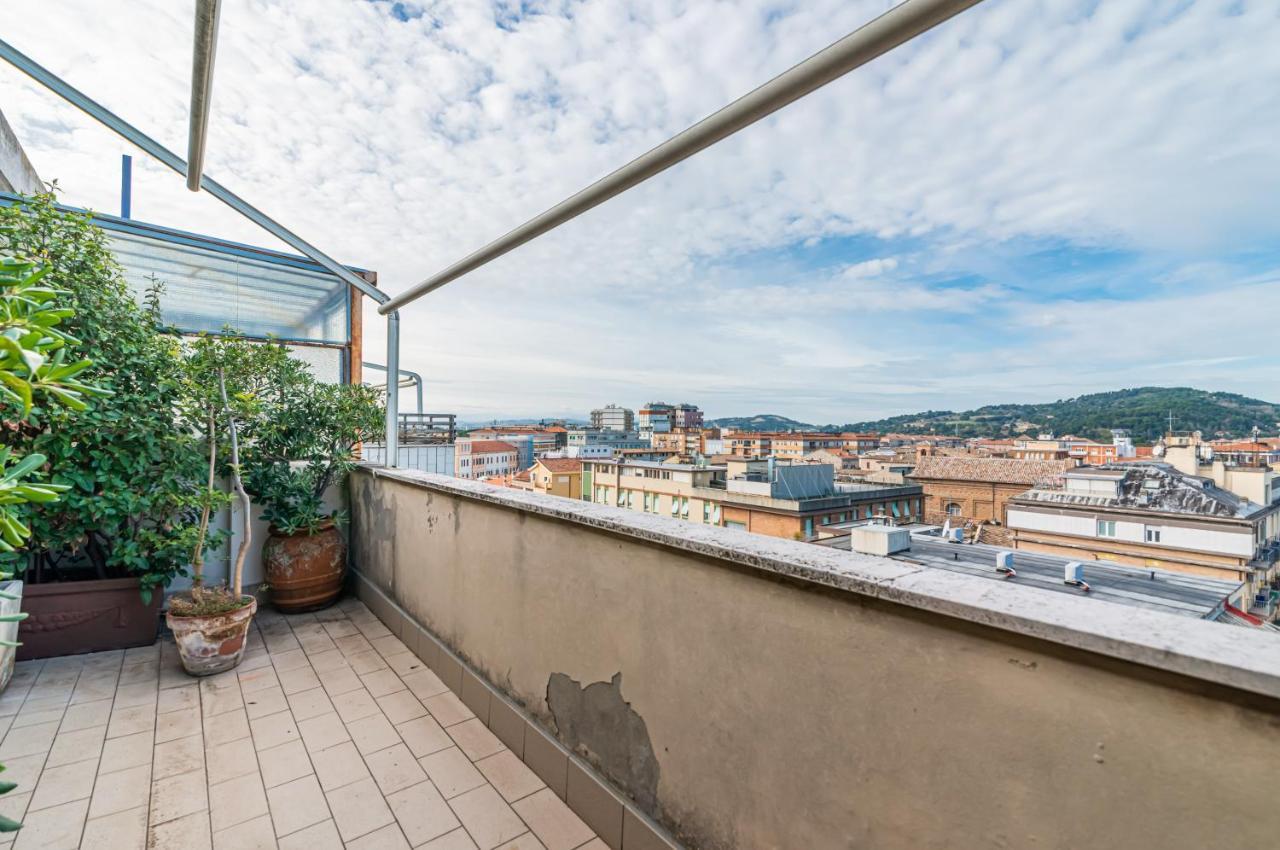 Attico Pisaurum - Central Apartment With Parking! بيزارو المظهر الخارجي الصورة